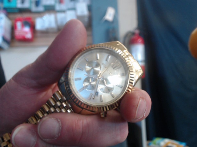 Montre couleur or no batt