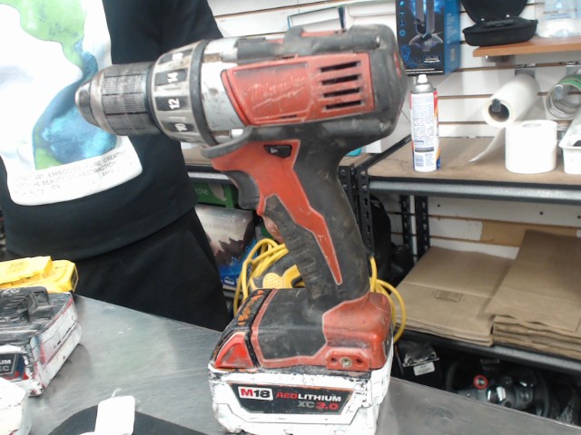 Drill milwaukee avec batterie 3ah