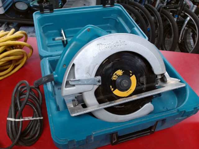 Scie circulaire electrique dans case