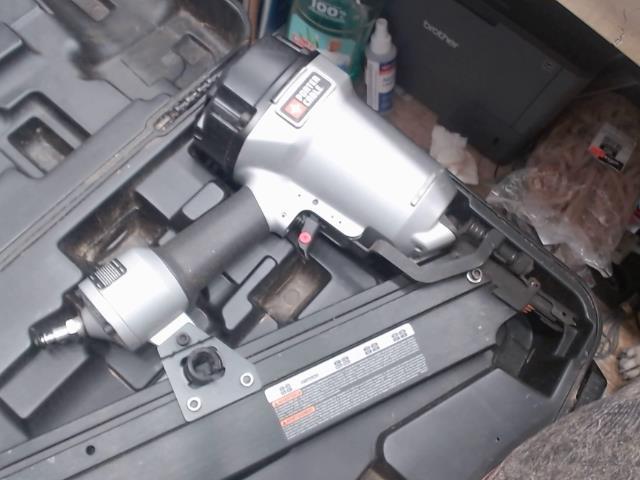 Gun a clou dans case