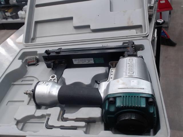 Cloueuse dans case gris