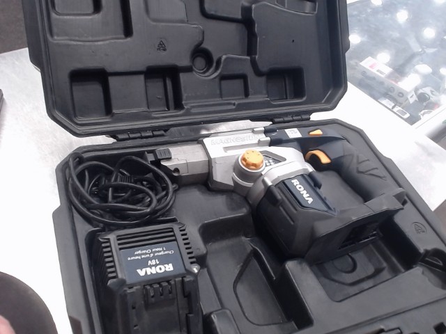 Rona cloueuse dans boite