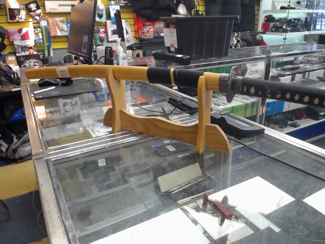 Katana avec sont socle etuis bois