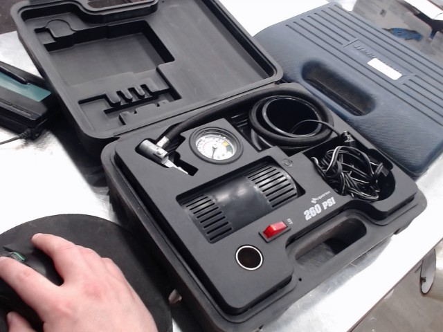 Petit compresseur dans case noir