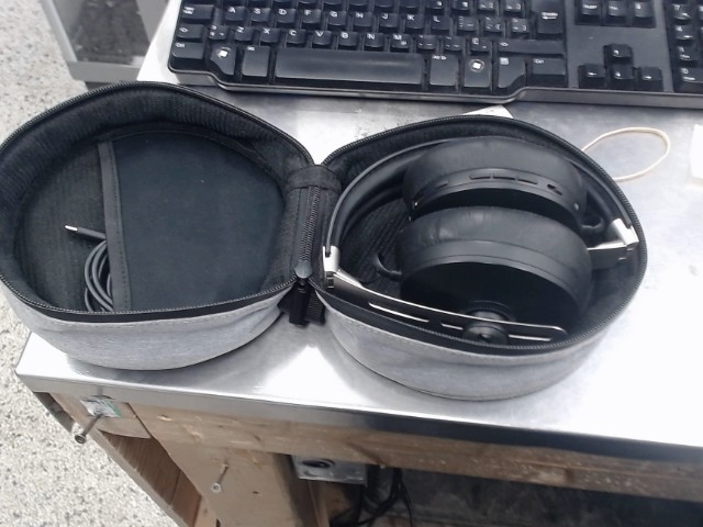 Sennheiser momentum 3 headset