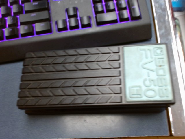 Pedal de guitare noire etblue