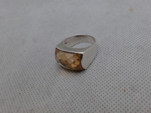 Bague argent forme carr�e avec pierre