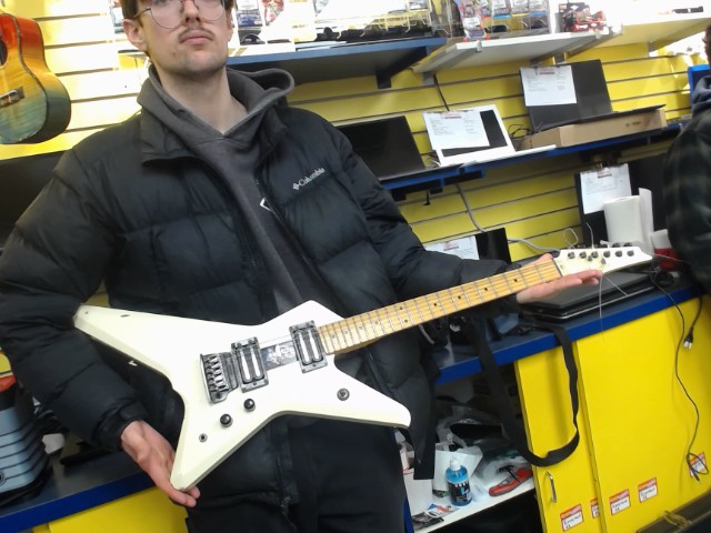 Guitare japan 1985 blanc sans case