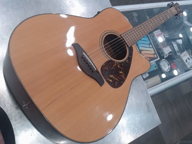 Guitar electro-acoustique / cracked