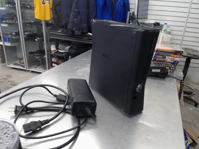 Xbox 360 sans manette avec fils