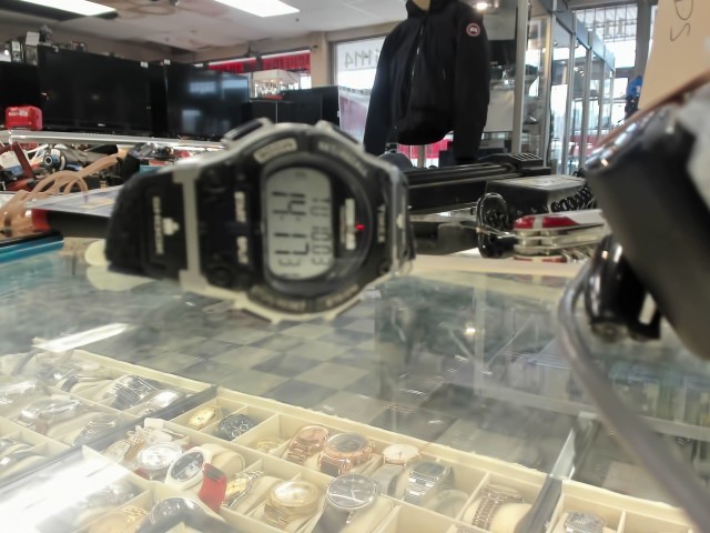 Montre digitale shock resistant
