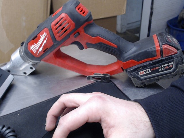 Coupe taule milwaukee avec batterie 5ah