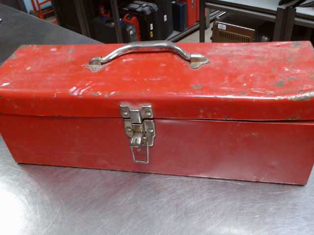 Coffre a outils avec outils divers