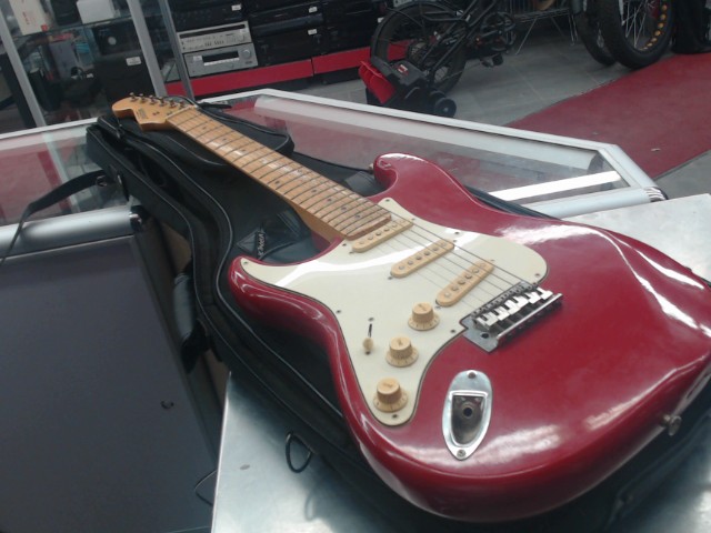 Guitare electrique rouge type statocaste