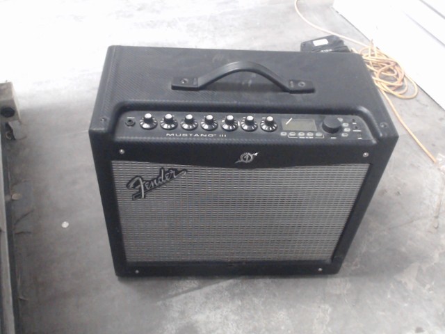 Amplificateur noir fender, avec fil