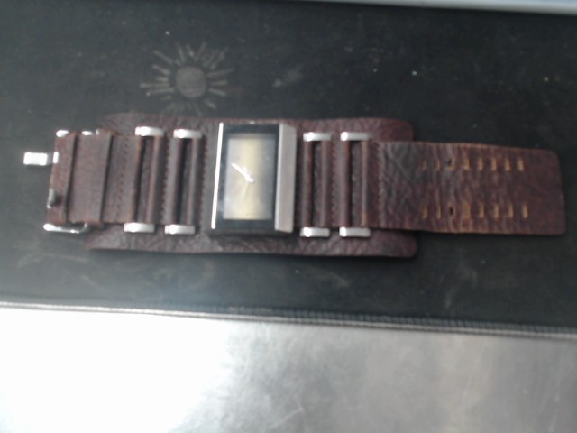Montre avec gros bracelet en cuir