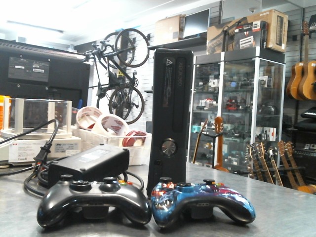 Xbox 360 avec 2 manettes