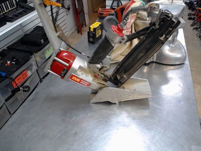 Cloueuse a plancher rouge