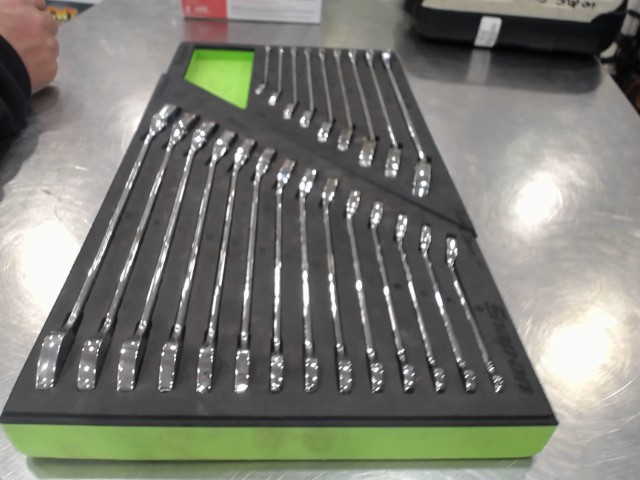 Kit 23pcs 12 point metric/sae flank driv