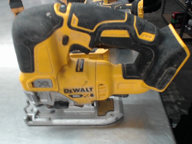 Scie sauteuse dewalt dcs334
