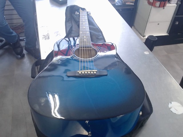 Guitare acoustique bleue