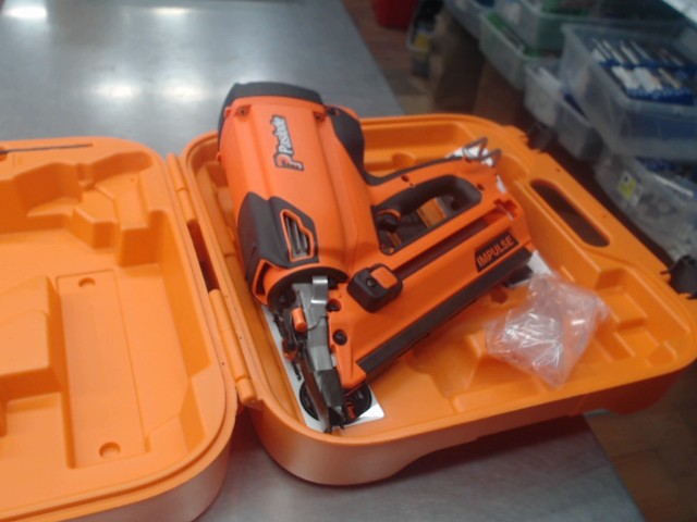 Gun a clou + batterie pas de chargeur