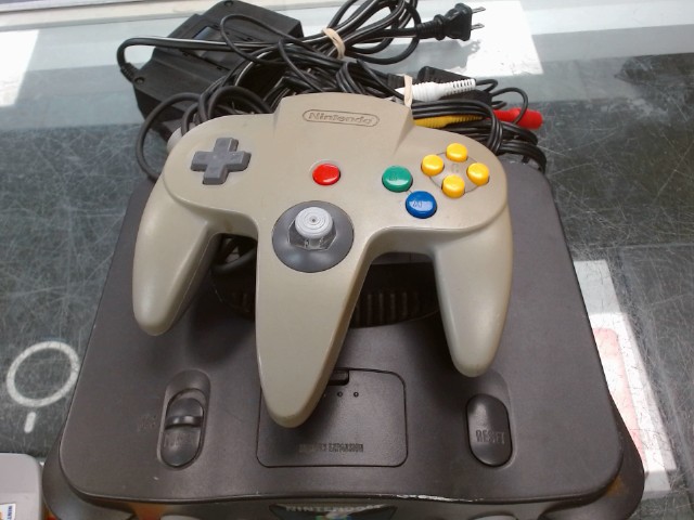 N64 avec manette et acc usager