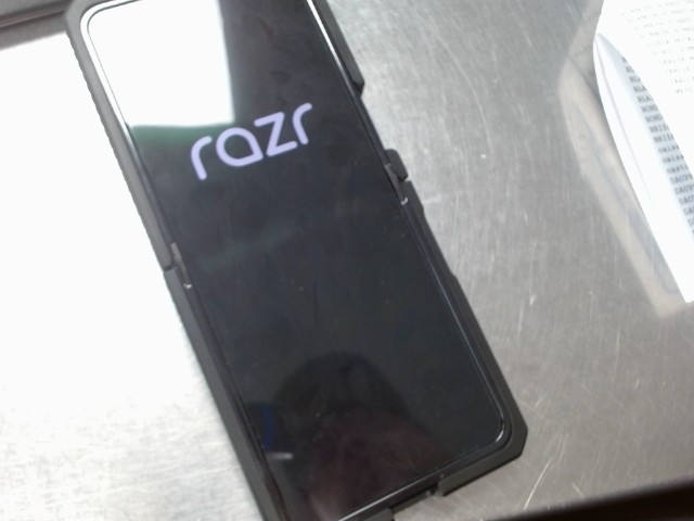 Motorola razr 2025 avec caisse bleu noir