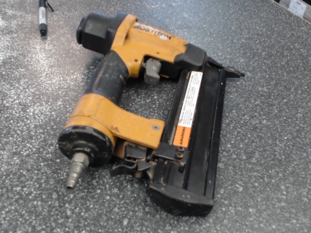 Cloueuse finition bostitch