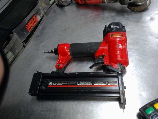 Cloueuse finition pneumatique