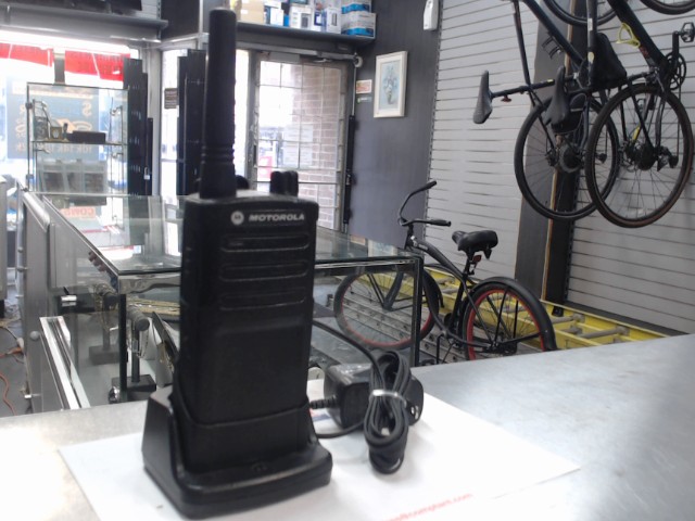 Walkie talkie motorola avec chargeur