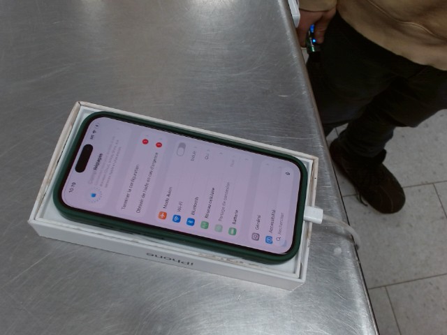 Iphone 16 dans boite clean 100% batterie