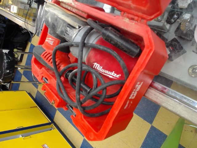 Milwaukee sander a fil avec case