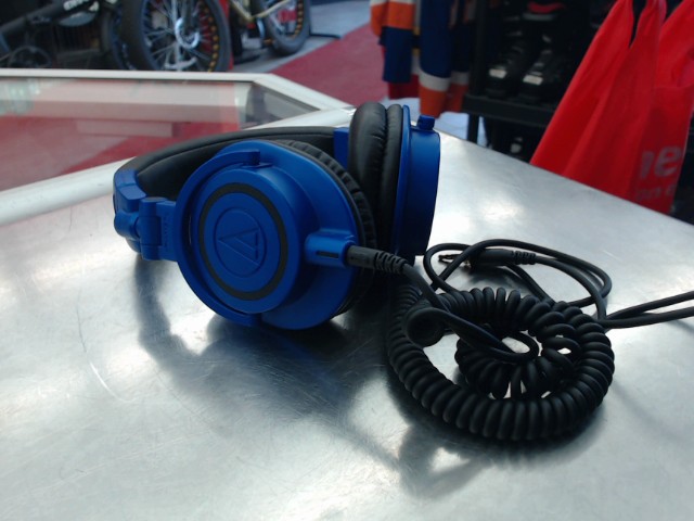 Ecouteur filaire de studio bleu et noir