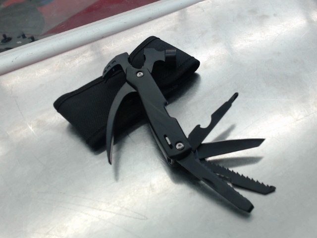 Pince multifonction style canif