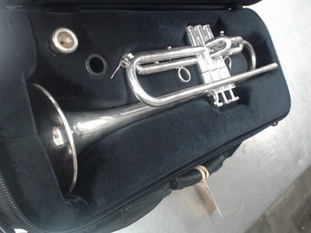 Trompette dans case noir