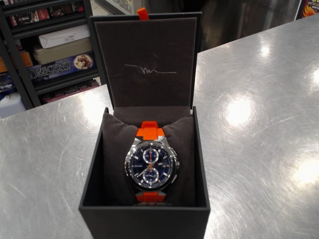 (v)montre argent et orange neuf