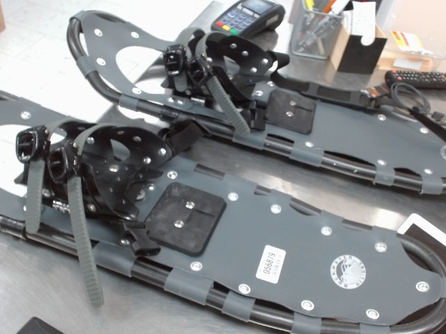 Paire de raquettes/ snowshoes