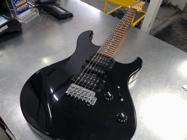 Guitar electrique dans case mou