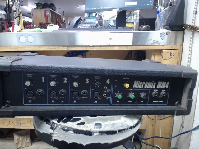 Powered mixer yorkville mm4