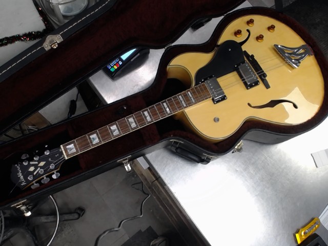 Guitare �lectrique dans case dur