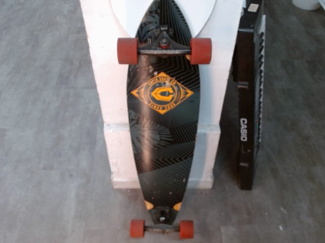 Longboard avec roue rouge