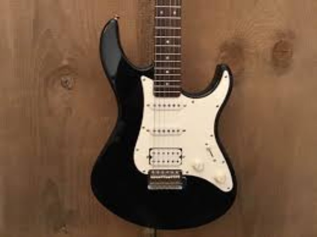 Guitare electrique style strat noire