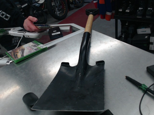 Pelle a jardinage en acier trempee