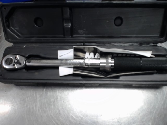 Petit torque wrench dans case noir
