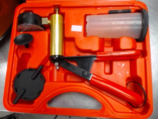 Pompe a vacuum dans case rouge