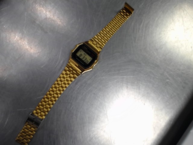 Montre casio digital dor�e