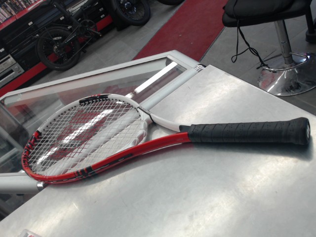 Raquette de tennis reouge blanc noir