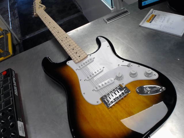 Fender sonic stratocaster dans �tui