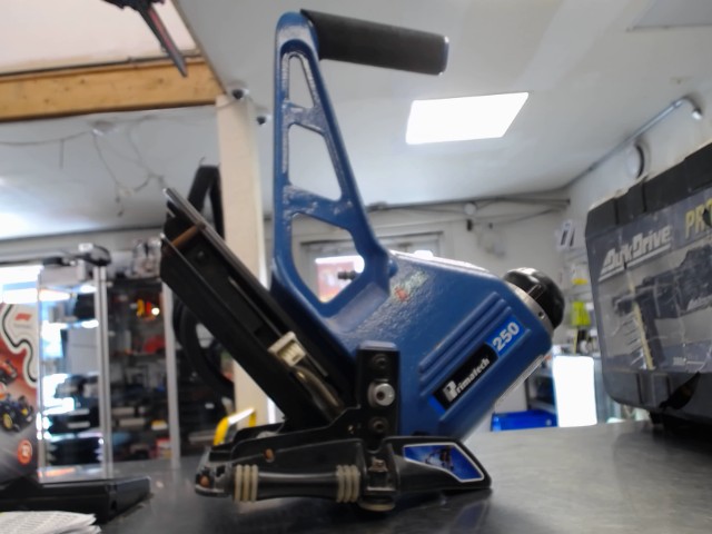 Floor nailer bleu
